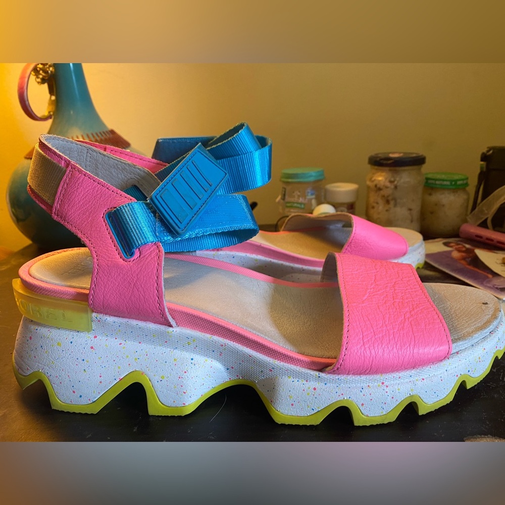 SOREL Kinetic Sandal in Bubblegum, Riptide Size 11 never worn with box